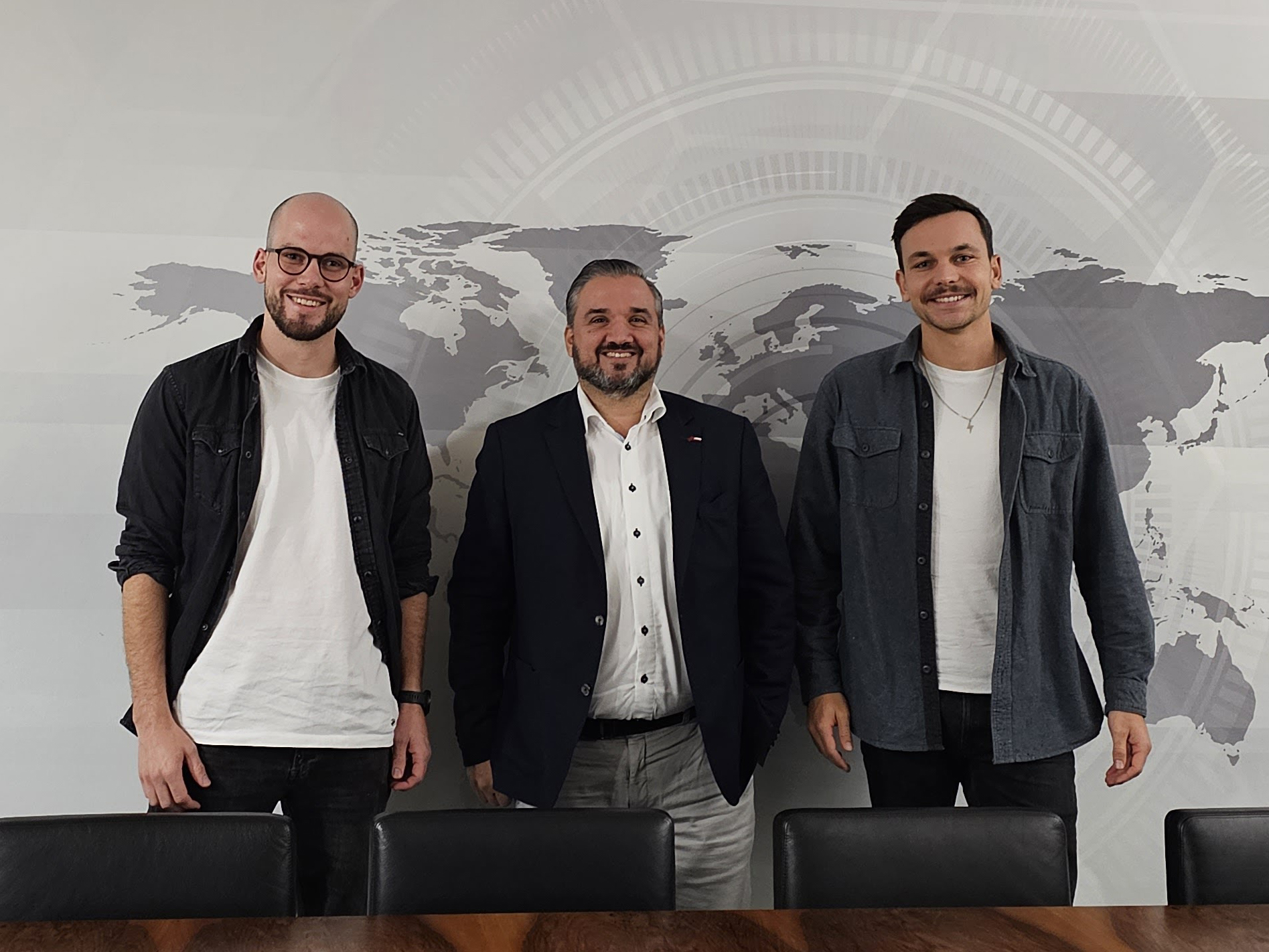 Die InnoFind-Gründer Luca Indermühle (l.) und Ramon Herzig (r.) mit Convotis-CEO José Lopez