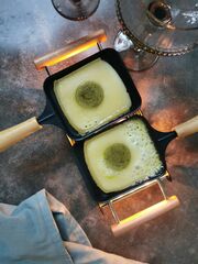Exklusiv bei Manor im Retail erhältlich: Raclette à la Pistache - ein neuartiges Geschmackserlebnis dank der Kombination von zwei Schweizer Expertisen