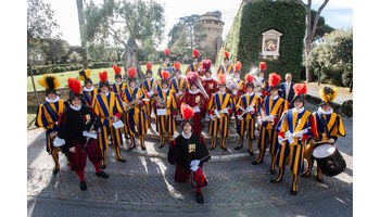 Basel Tattoo und Schweizer Militärmusikparade mit päpstlicher Präsenz