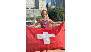 Deniz Kayadelen stellt neuen Geschwindigkeitsrekord in Manhattan auf und erobert den Triple Crown-Titel im Freiwasserschwimmen