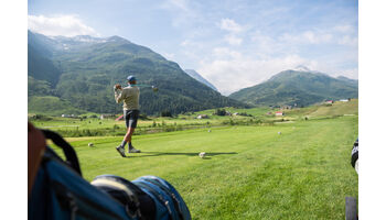 Mit einem Golfschlag eine Ferienwohnung in Andermatt gewinnen.