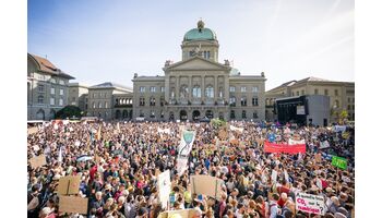 Klimastreik prüft Referendum zum Milliardenkredit für die Flugbranche