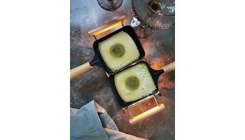 Exklusiv bei Manor im Retail erhältlich: Raclette à la Pistache - ein neuartiges Geschmackserlebnis dank der Kombination von zwei Schweizer Expertisen