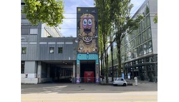 6 x 20 Meter grosser Hund von One Truth Bros im Zürich West Quartier