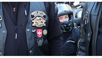 Leonie geniesst das Gefühl von Abenteuer und Freiheit als Harley-Sozius