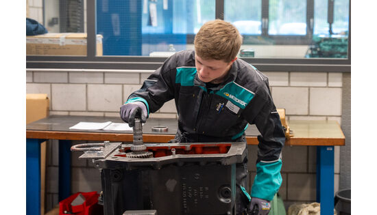 Der Baumaschinenmechaniker Lukas Gasser aus dem Kanton St. Gallen ist Vize-Schweizermeister Der Baumaschinenmechaniker Lukas Gasser aus dem Kanton St. Gallen ist Vize-Schweizermeister