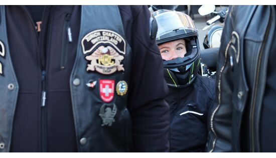 Leonie geniesst das Gefühl von Abenteuer und Freiheit als Harley-Sozius