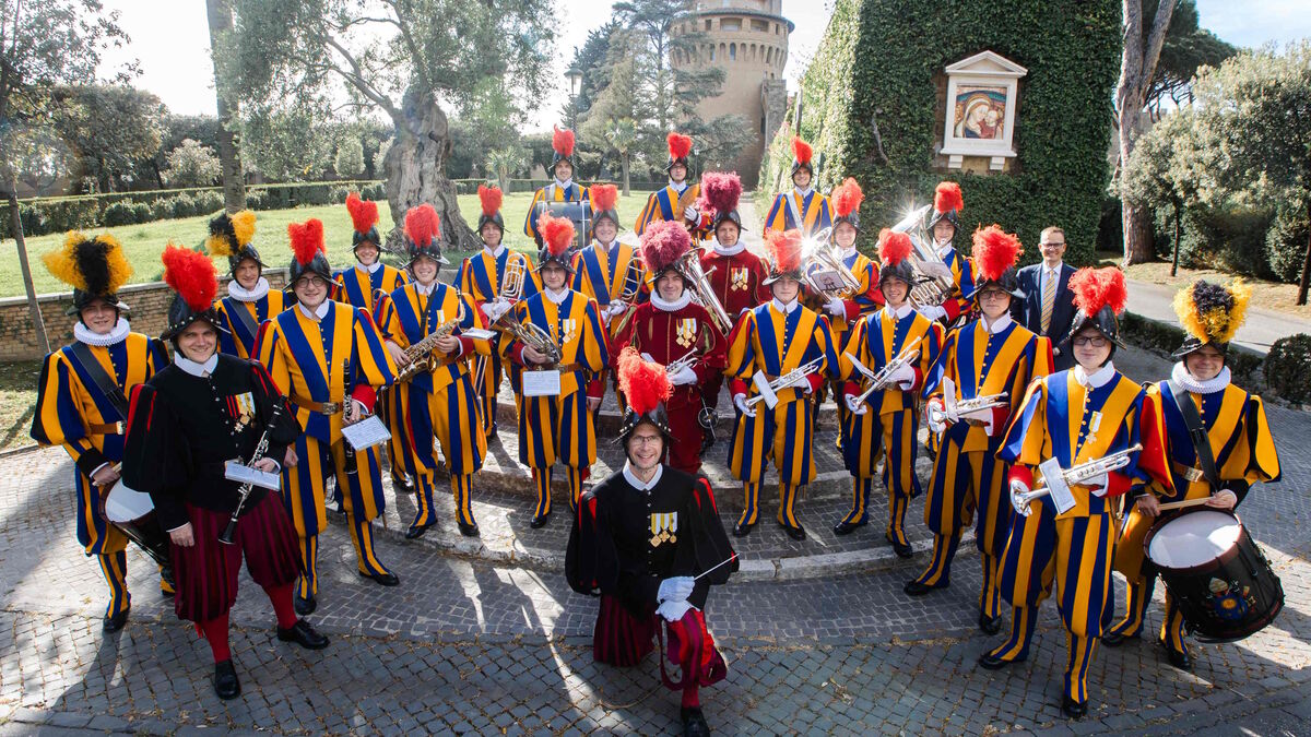 Basel-Tattoo-und-Schweizer-Milit-rmusikparade-mit-p-pstlicher-Pr-senz