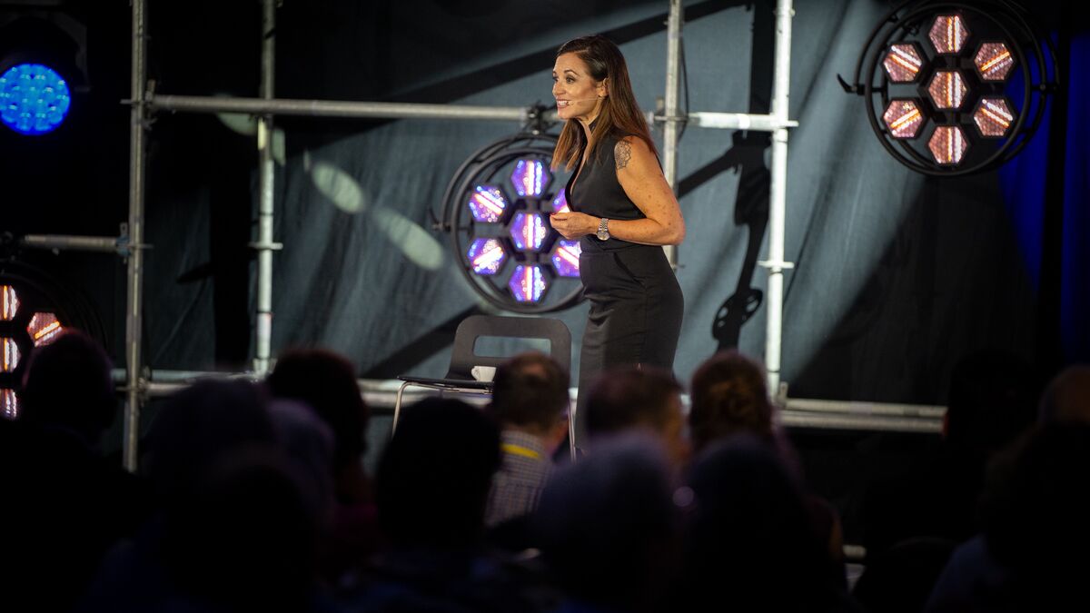 Z-richerin-gewinnt-Excellence-Award-beim-Internationalen-Speaker-Slam