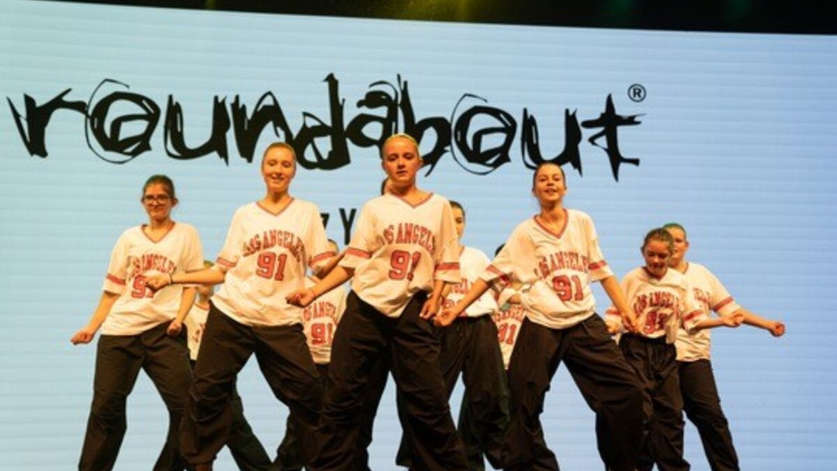 Flashmobs-zum-Exklusivsong-von-Naveni-25-Jahre-roundabout