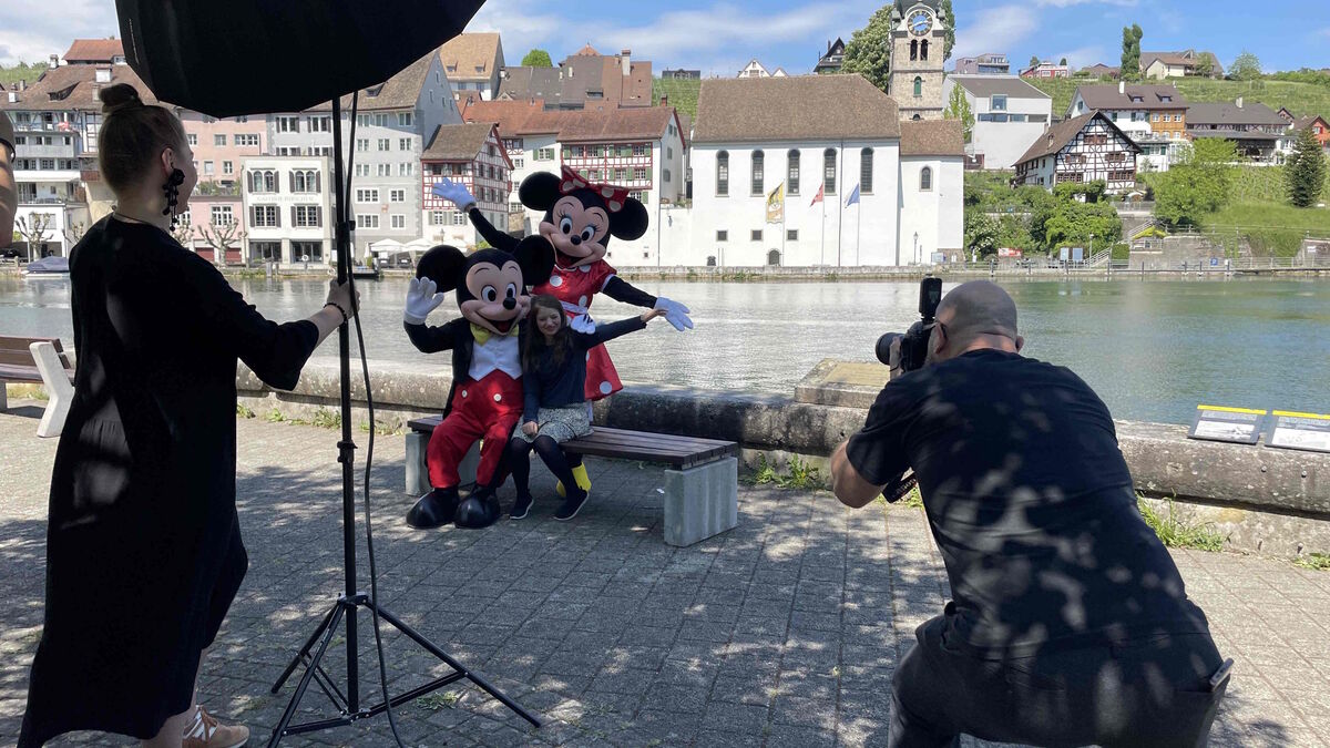 Jasmin-geniesst-ein-einmaliges-Erlebnis-mit-ihren-beiden-Lieblings-Comicfiguren