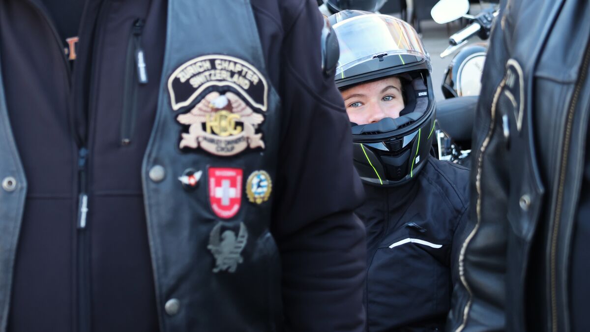 Leonie-geniesst-das-Gef-hl-von-Abenteuer-und-Freiheit-als-Harley-Sozius